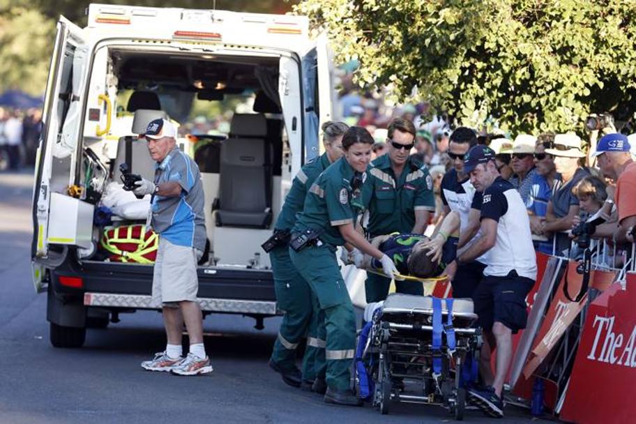 Il siciliano della Movistar, 31 anni, vincitore di 2 tappe al Giro 2013,  subito soccorso EPA